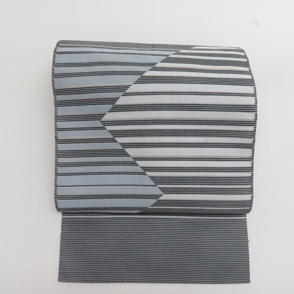 名古屋帯 正絹 縞にジグザグ模様 夏用 黒色ｘ灰色 お太鼓柄 着物帯 長さ358cm 【キモノオフ野々市若松店】 名古屋帯 正絹 縞にジグザグ模様 夏用 黒色x灰色 お太鼓柄 着物帯