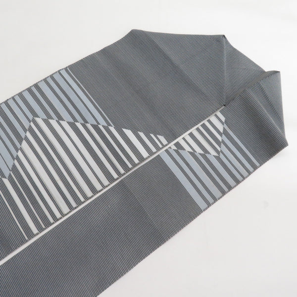 名古屋帯 正絹 縞にジグザグ模様 夏用 黒色x灰色 お太鼓柄 着物帯