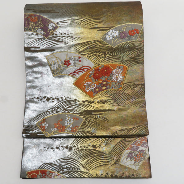 袋帯 正絹 金糸銀糸 地紙に流水文様 金色ｘ茶色ｘオレンジ色 ゴールド系 六通柄 フォーマル 礼装 長さ448cm【中古】 【キモノオフ野々市若松店】 袋帯 正絹 金糸銀糸 地紙に流水文様 金色x茶色xオレンジ色 ゴールド