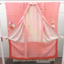 Load image into Gallery viewer, 子供着物 女の子用 四つ身 襦袢セット ピンク×薄オレンジ×黄緑ぼかし 花車 一つ紋 ツタ紋 パールトーン加工 正絹 袷 フォーマル 子供きもの 女児 七五三 祝着 身丈133cm