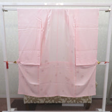 Load image into Gallery viewer, 子供着物 女の子用 四つ身 襦袢セット ピンク×薄オレンジ×黄緑ぼかし 花車 一つ紋 ツタ紋 パールトーン加工 正絹 袷 フォーマル 子供きもの 女児 七五三 祝着 身丈133cm
