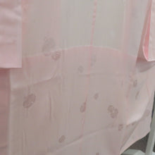 Load image into Gallery viewer, 子供着物 女の子用 四つ身 襦袢セット ピンク×薄オレンジ×黄緑ぼかし 花車 一つ紋 ツタ紋 パールトーン加工 正絹 袷 フォーマル 子供きもの 女児 七五三 祝着 身丈133cm