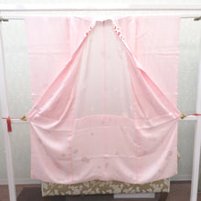 Load image into Gallery viewer, 子供着物 女の子用 四つ身 襦袢セット ピンク×薄オレンジ×黄緑ぼかし 花車 一つ紋 ツタ紋 パールトーン加工 正絹 袷 フォーマル 子供きもの 女児 七五三 祝着 身丈133cm
