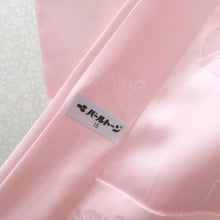 Load image into Gallery viewer, 子供着物 女の子用 四つ身 襦袢セット ピンク×薄オレンジ×黄緑ぼかし 花車 一つ紋 ツタ紋 パールトーン加工 正絹 袷 フォーマル 子供きもの 女児 七五三 祝着 身丈133cm