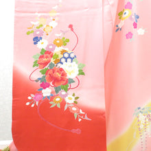 Load image into Gallery viewer, 子供着物 女の子用 四つ身 襦袢セット ピンク×薄オレンジ×黄緑ぼかし 花車 一つ紋 ツタ紋 パールトーン加工 正絹 袷 フォーマル 子供きもの 女児 七五三 祝着 身丈133cm