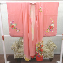 Load image into Gallery viewer, 子供着物 女の子用 四つ身 襦袢セット ピンク×薄オレンジ×黄緑ぼかし 花車 一つ紋 ツタ紋 パールトーン加工 正絹 袷 フォーマル 子供きもの 女児 七五三 祝着 身丈133cm