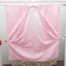 Load image into Gallery viewer, 子供着物 女の子用 四つ身 襦袢セット ピンク×ブルー系 花車 友禅調 一つ紋 ツタ紋 正絹 袷 フォーマル 子供きもの 女児 七五三 祝着 身丈130cm