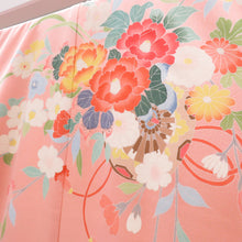 Load image into Gallery viewer, 子供着物 女の子用 四つ身 襦袢セット ピンク×ブルー系 花車 友禅調 一つ紋 ツタ紋 正絹 袷 フォーマル 子供きもの 女児 七五三 祝着 身丈130cm