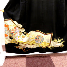 Load image into Gallery viewer, 昔黒留袖 アンティーク黒留袖 雅楽器文様 風景 刺繍 金コマ刺繍 ツタ紋五つ入 昔着物 レトロ 身丈157cm