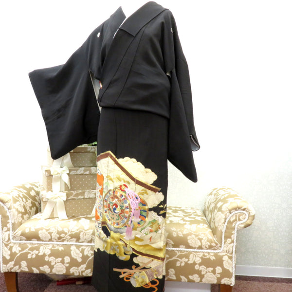 昔黒留袖 アンティーク黒留袖 雅楽器文様 風景 刺繍 金コマ刺繍 ツタ紋五つ入 昔着物 レトロ  身丈157cm【中古】 昔黒留袖 アンティーク黒留袖 雅楽器文様 風景 刺繍 金コマ刺繍 ツタ紋