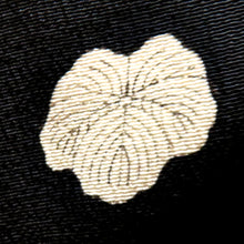 Load image into Gallery viewer, 昔黒留袖 アンティーク黒留袖 雅楽器文様 風景 刺繍 金コマ刺繍 ツタ紋五つ入 昔着物 レトロ 身丈157cm