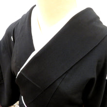 Load image into Gallery viewer, 昔黒留袖 アンティーク黒留袖 雅楽器文様 風景 刺繍 金コマ刺繍 ツタ紋五つ入 昔着物 レトロ 身丈157cm