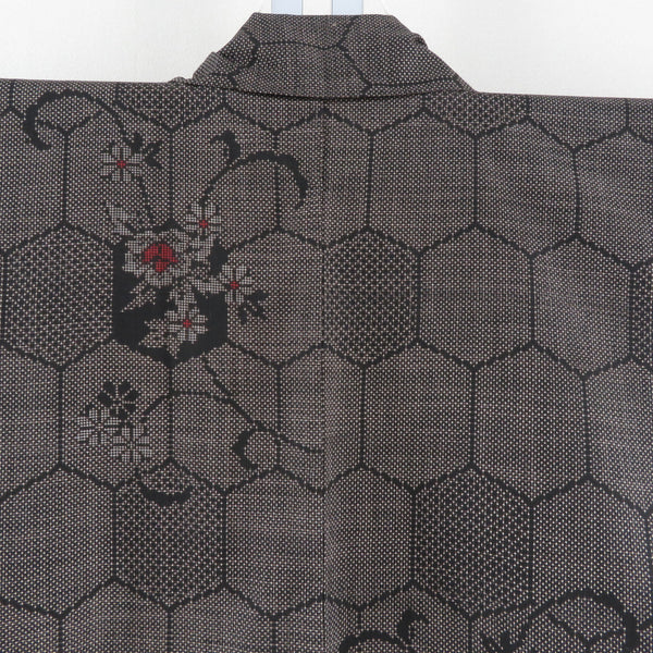 紬 着物 大島紬 黒色x茶色x赤色 亀甲に小花模様 袷 広衿 正絹 仕立て