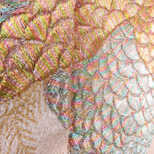 Load image into Gallery viewer, 色留袖 孔雀文様 サーモンピンクxゴールドx多色 金糸 刺繍入り 正絹 袷 紋無し 比翼無し 広衿 フォーマル 仕立て上がり 身丈167cm