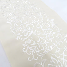 Load image into Gallery viewer, 袋帯 刺しゅう半衿おまけ付き 振袖用 ホワイト×シルバー 型押し調 白 全通柄 ポリエステル フォーマル 仕立て上がり 着物帯 モノトーン系 Freek 日本製 長さ460cm