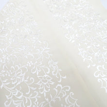 Load image into Gallery viewer, 袋帯 刺しゅう半衿おまけ付き 振袖用 ホワイト×シルバー 型押し調 白 全通柄 ポリエステル フォーマル 仕立て上がり 着物帯 モノトーン系 Freek 日本製 長さ460cm