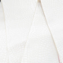 Load image into Gallery viewer, 袋帯 刺しゅう半衿おまけ付き 振袖用 ホワイト×シルバー 型押し調 白 全通柄 ポリエステル フォーマル 仕立て上がり 着物帯 モノトーン系 Freek 日本製 長さ460cm
