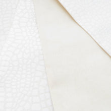 Load image into Gallery viewer, 袋帯 刺しゅう半衿おまけ付き 振袖用 ホワイト×シルバー 型押し調 白 全通柄 ポリエステル フォーマル 仕立て上がり 着物帯 モノトーン系 Freek 日本製 長さ460cm