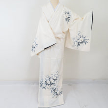 Load image into Gallery viewer, Visitors Tsumugiji Hand -drawn Tsubaki -style writer White lined Lined -lined wide collar pure silk crest tailoring kimono 161cm