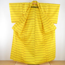 Load image into Gallery viewer, ウール着物 単衣 横縞文様 織り柄 黄色 バチ衿 カジュアルきもの 普段着物 仕立て上がり 身丈155cm