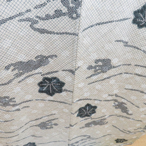 Autumn leaf pattern on a small craft lined with a wide collar white pure silk