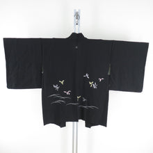 Load image into Gallery viewer, 羽織 正絹 友禅染 芝草に菖蒲 黒色 絵羽柄 一つ紋 着物コート 和装 ちりよけ 身丈81cm
