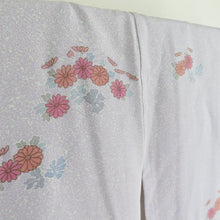 Load image into Gallery viewer, 訪問着 たたき染め 菊文様 紫色 袷 広衿 作家物 落款付 正絹 一つ紋 木瓜紋 仕立て上がり着物 身丈158cm