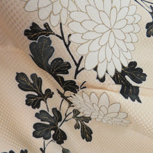 Load image into Gallery viewer, 色留袖 金駒刺繍 菊文様 ベージュ色 袷 広衿 正絹 三つ紋 木瓜紋 仕立て上がり着物 身丈157cm