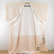 Load image into Gallery viewer, 色留袖 金駒刺繍 菊文様 ベージュ色 袷 広衿 正絹 三つ紋 木瓜紋 仕立て上がり着物 身丈157cm