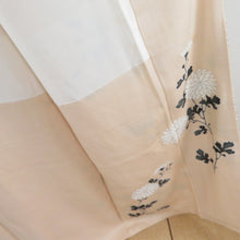 Load image into Gallery viewer, 色留袖 金駒刺繍 菊文様 ベージュ色 袷 広衿 正絹 三つ紋 木瓜紋 仕立て上がり着物 身丈157cm