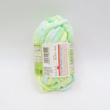 Load image into Gallery viewer, DAISO ダイソー 毛糸 モール毛糸 あむころ パフィーライム 10玉セット 1玉40g 約18m 超極太 クロバー棒針付き