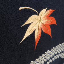 画像をギャラリービューアに読み込む, 付下げ アンティーク 刺繍 絞り 紅葉柄 紫色 袷 広衿 正絹 昭和レトロ 一つ紋 九曜紋 昔着物 身丈155cm