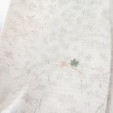 画像をギャラリービューアに読み込む, 訪問着 刺繍 暈し 紅葉に秋草文様 灰ベージュ色 袷 広衿 正絹 一つ紋 木瓜紋 仕立て上がり着物 身丈159cm