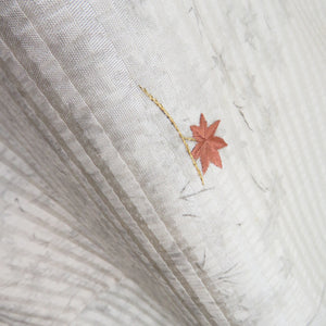 訪問着 刺繍 暈し 紅葉に秋草文様 灰ベージュ色 袷 広衿 正絹 一つ紋 木瓜紋 仕立て上がり着物 身丈159cm