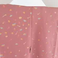 Load image into Gallery viewer, 襦袢 茶道具文様 灰臙脂色 正絹 バチ衿 袖無双仕立て 長襦袢 仕立て上がり 女性着物用 身丈125cm