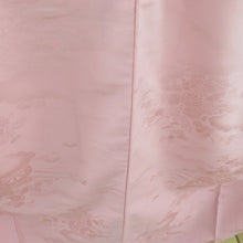 画像をギャラリービューアに読み込む, 色無地 袷 バチ衿 桃色 花車地紋 洗える ポリエステル 紋なし カジュアル 仕立て上がり着物 身丈158cm