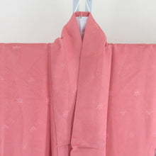 画像をギャラリービューアに読み込む, 色無地 袷 広衿 赤桃色 桐に橘地紋 洗える ポリエステル 紋なし カジュアル 仕立て上がり着物 身丈159cm