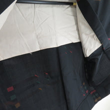 Load image into Gallery viewer, ウール着物 アンサンブル 羽織セット 縞柄 単衣 黒色 バチ衿 カジュアルきもの 仕立て上がり 身丈153cm