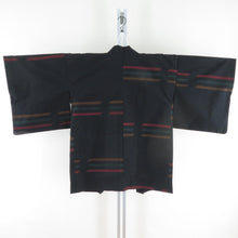 Load image into Gallery viewer, ウール着物 アンサンブル 羽織セット 縞柄 単衣 黒色 バチ衿 カジュアルきもの 仕立て上がり 身丈153cm