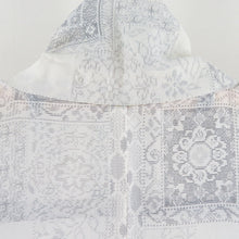 Load image into Gallery viewer, 紬 着物 単衣 夏紬 華紋文様 広衿 白色 正絹 カジュアル着物 仕立て上がり 身丈153cm