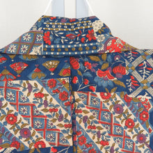 Load image into Gallery viewer, 小紋 裂取り柄 紺色 袷 バチ衿 ポリエステル 洗える着物 仕立て上がり カジュアル 身丈159cm