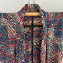 Load image into Gallery viewer, 小紋 裂取り柄 紺色 袷 バチ衿 ポリエステル 洗える着物 仕立て上がり カジュアル 身丈159cm