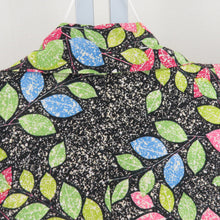 Load image into Gallery viewer, 小紋 椿文様 たたき染め 袷 バチ衿 黒色 正絹 仕立て上がり カジュアル着物 身丈161cm