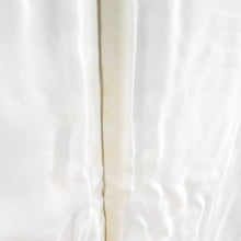 Load image into Gallery viewer, 小紋 椿文様 たたき染め 袷 バチ衿 黒色 正絹 仕立て上がり カジュアル着物 身丈161cm