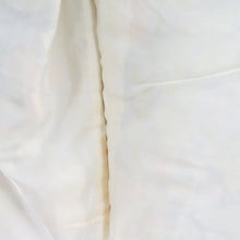 Load image into Gallery viewer, 小紋 椿文様 たたき染め 袷 バチ衿 黒色 正絹 仕立て上がり カジュアル着物 身丈161cm