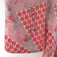 Load image into Gallery viewer, アンティーク 御召 菊に紅葉柄 赤色 袷 広衿 正絹 昭和レトロ 紋なし 昔着物 身丈151cm