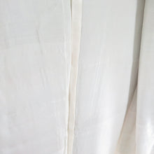 Load image into Gallery viewer, アンティーク 御召 菊に紅葉柄 赤色 袷 広衿 正絹 昭和レトロ 紋なし 昔着物 身丈151cm