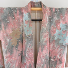Load image into Gallery viewer, アンティーク 御召 孔雀の羽根柄 桃色 銀糸 ラメ糸 袷 広衿 正絹 昭和レトロ 紋なし 昔着物 身丈157cm