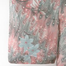 Load image into Gallery viewer, アンティーク 御召 孔雀の羽根柄 桃色 銀糸 ラメ糸 袷 広衿 正絹 昭和レトロ 紋なし 昔着物 身丈157cm