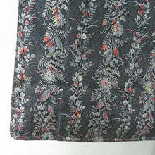 Load image into Gallery viewer, アンティーク 御召 草花柄 黒色 銀糸 袷 広衿 正絹 昭和レトロ 紋なし 昔着物 身丈167cm